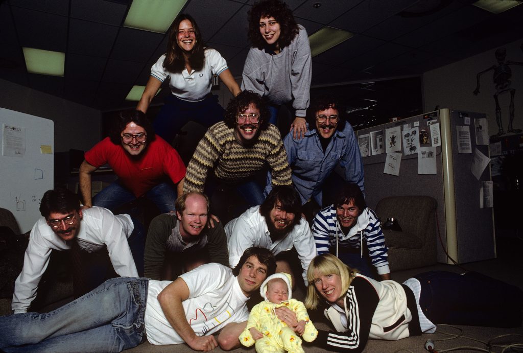 Membros da equipe de software Macintosh (mais um bebê!) formando uma pirâmide humana, 1984. Foto: Norman Seeff.